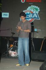 Farhan Akhtar at Celeberate Bandra concert with Asif Ali Beg in Bandstand, Mumbai on 12th Nov 2011 (6).JPG